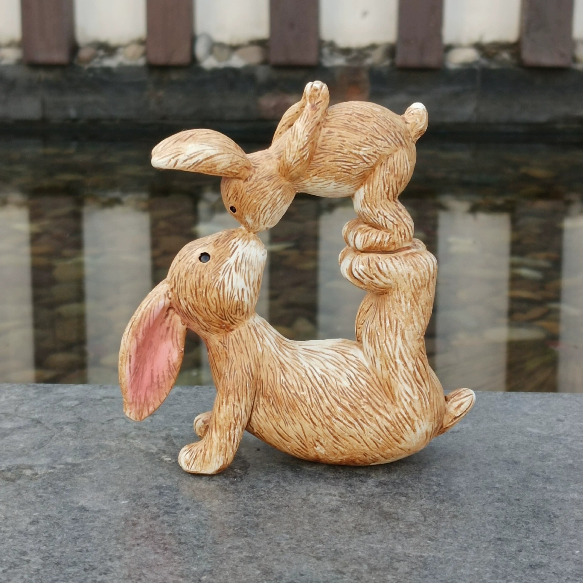 Kiss Rabbit Statue Representin - Home Office Representative บทวิจารณ์และราคา